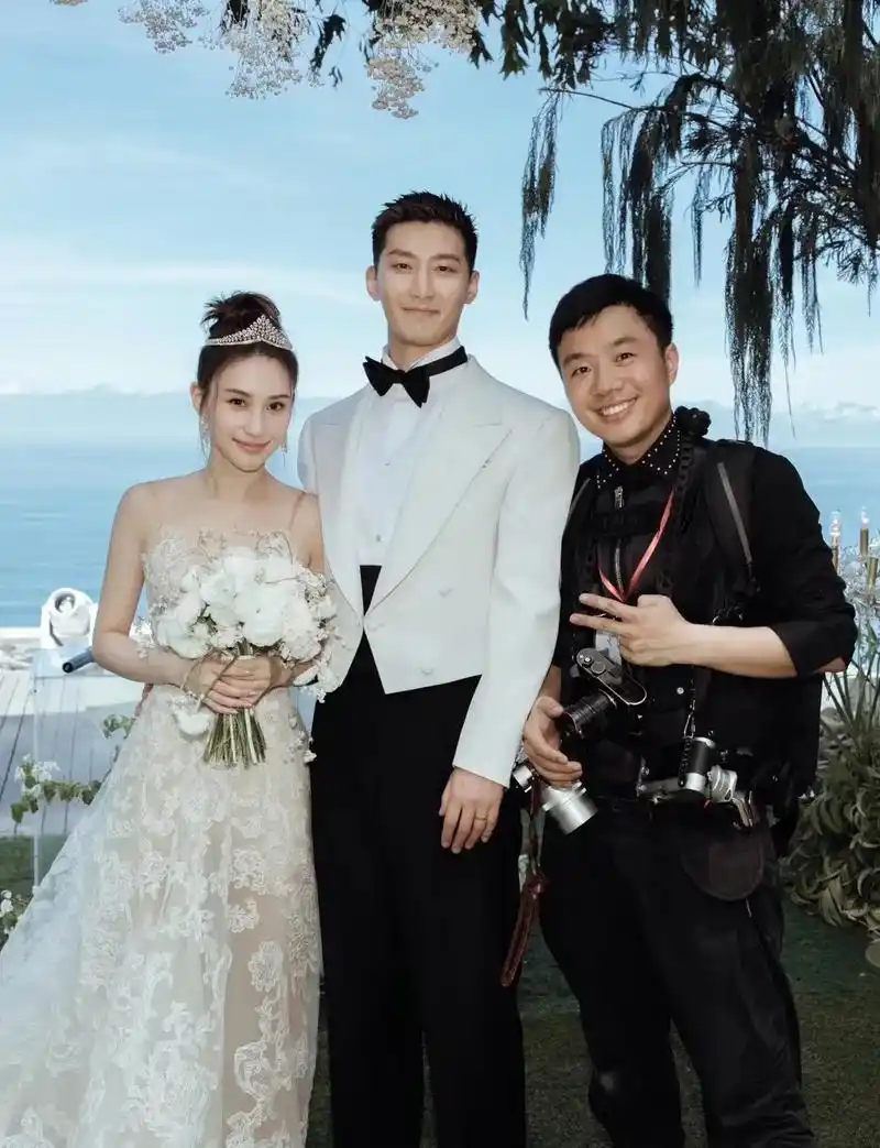 今天刷到白墨水晒何超莲窦骁的婚纱 - 抖音