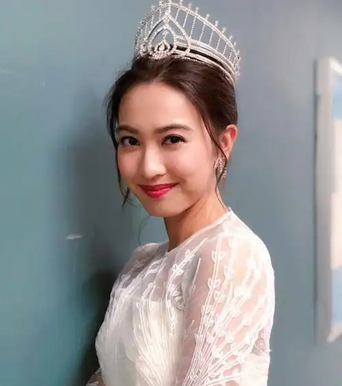 近两年退圈转行去做律师的朱千雪,她在2012年拿下了港姐季军后,依然没