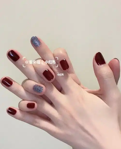 跳色美甲|酒红色高级宴会感搭配