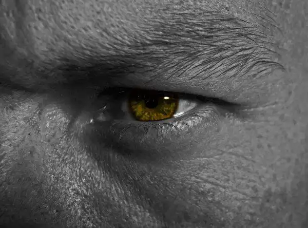 男人坚毅的眼神