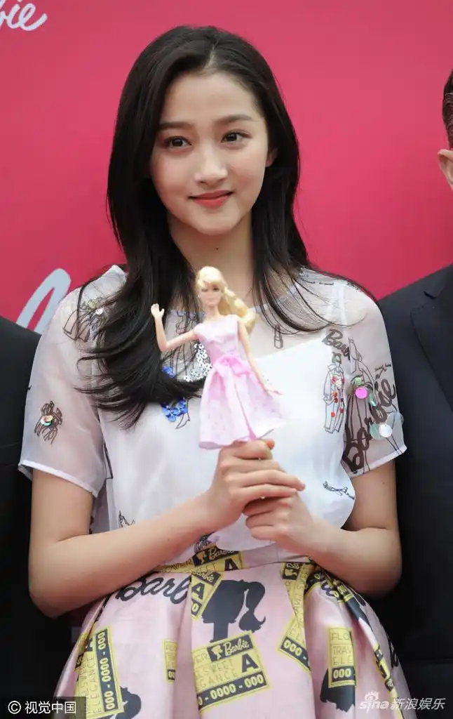 [3月16日]20岁关晓彤拿芭比娃娃美腿长[6p]