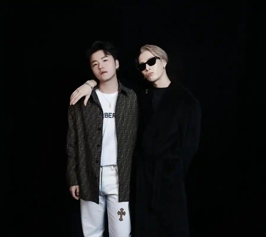 王嘉尔合照.王哥一见面跟我先握了一下我手,说了句你好 然后跟 - 抖音