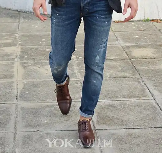牛仔裤可以跟皮鞋一起穿 但先要知道这8个原则_男士_腕表_搭配_yoka