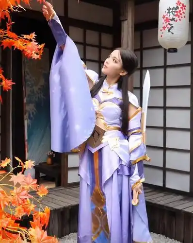 杨超越cos露娜尽显身材,看到张天爱cos的朱雀之后,我直接脸红了