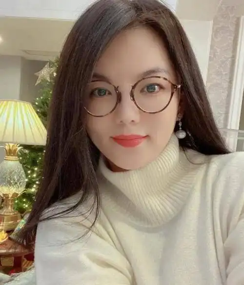 最近,李湘的一组厨艺照在网络上引起了极大关注,照片中的她身穿围裙