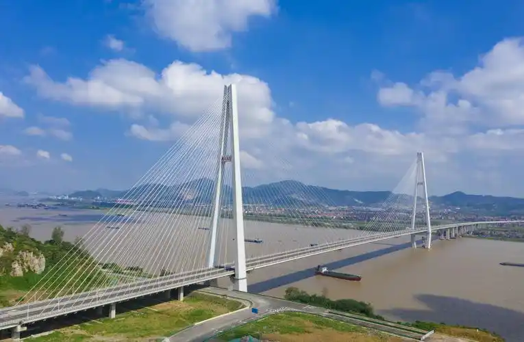 早安武汉今天凌晨长江又添两座大桥