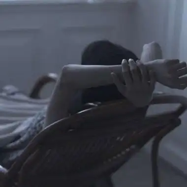 看不到清脸的女生头像