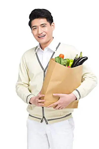 棚拍年轻男人购物