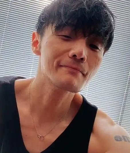 李荣浩晒自拍照被揪出修图耿直回复笑翻网友