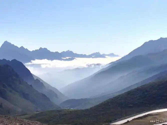 50°,雪宝顶位于松潘县境内,是岷山山脉主峰,最高海拔5588米,岷山主峰