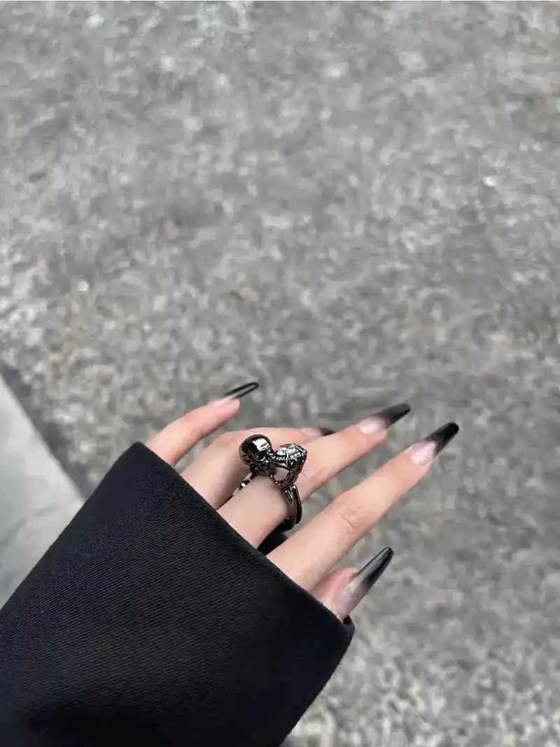 暗黑系#美甲 #黑色美甲 最近美甲都在尝试这种暗黑风,搭配 - 抖音