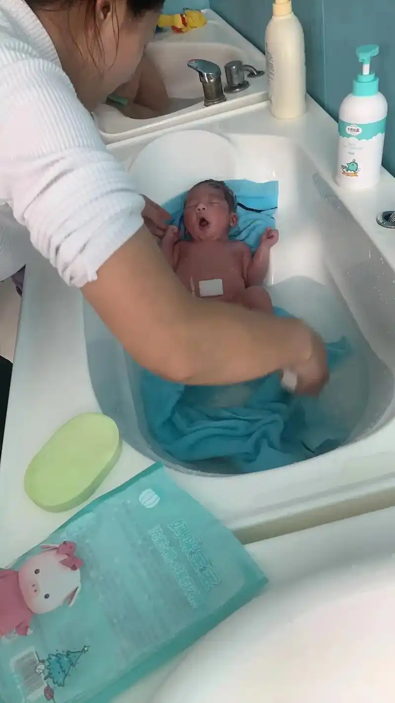 新生儿洗澡 #月子里的宝宝 #小婴儿的日常 今天出生第十二 - 抖音