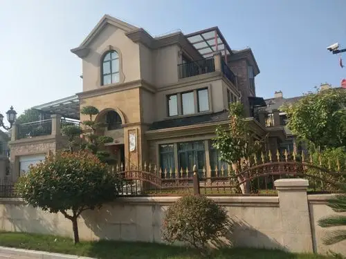 绿地华庭独栋别墅 位置超 级好 证满2 有眼光的老板来