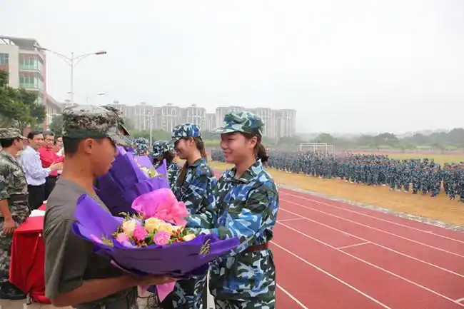 广东舞蹈学校举行2016级新生军训会操