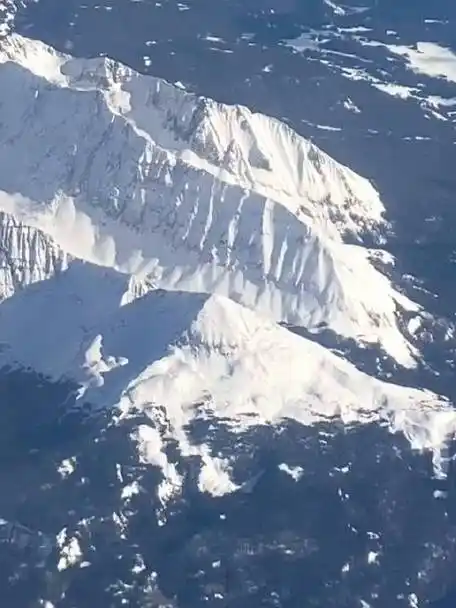雅青秋之韵超话牛博超话在飞机上俯瞰窗外,美景尽收眼底.