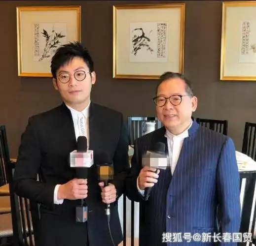 张明敏32岁儿子近照曝光,长相酷似老爸已进军歌坛