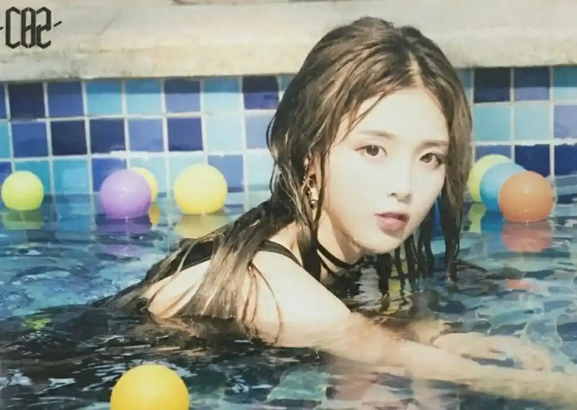 杨超越湿发泳装93