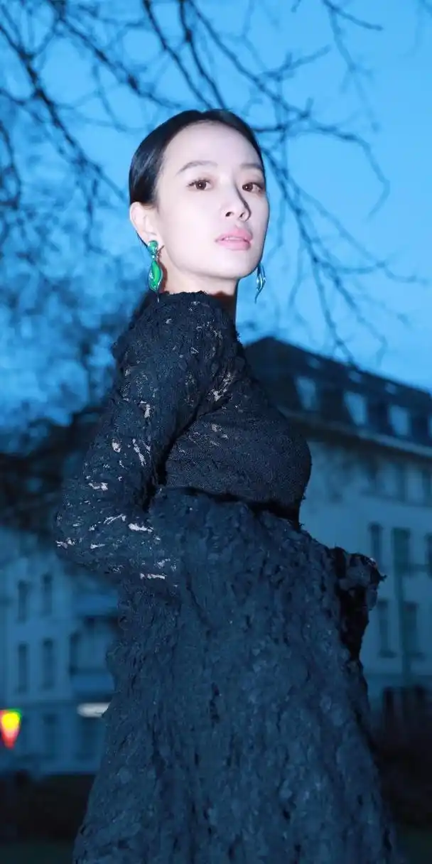 李梦黑色氛围感街拍写真壁纸组图.