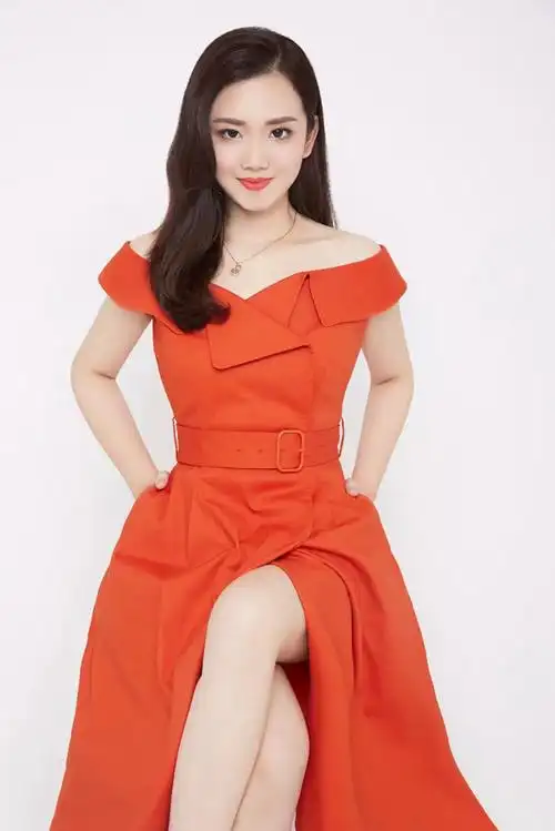 让我们在"三月三" ▲ 广西广播电视台主持人  周媛 活泼有趣的壮家