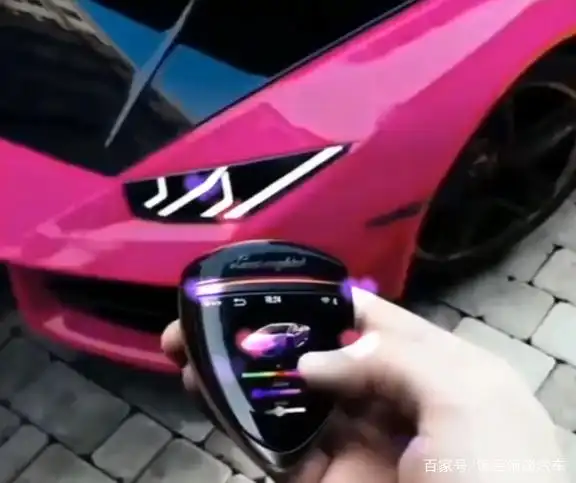 这辆兰博基尼的钥匙不一般,一按下去变得车子太酷了!