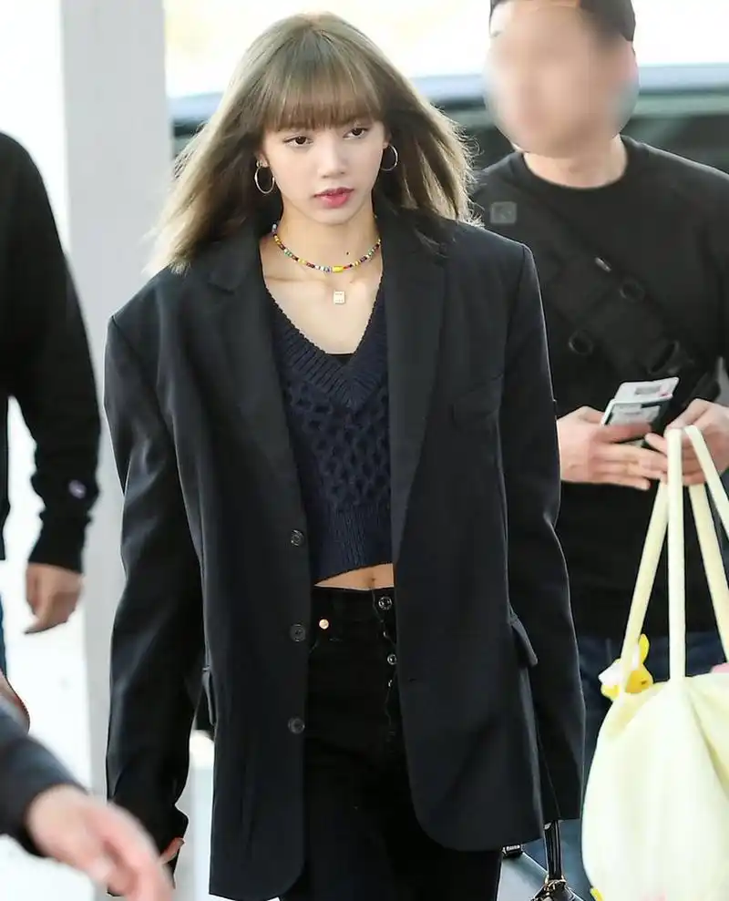 每日穿搭 lisa机场私服穿搭分享 莎总这一套好酷啊