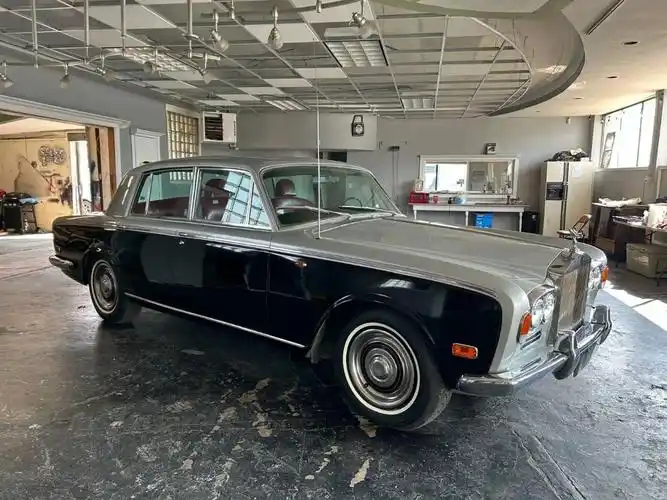 在我们看来每一辆老爷车的背后都承载着沉甸甸的历史,为我们讲述着