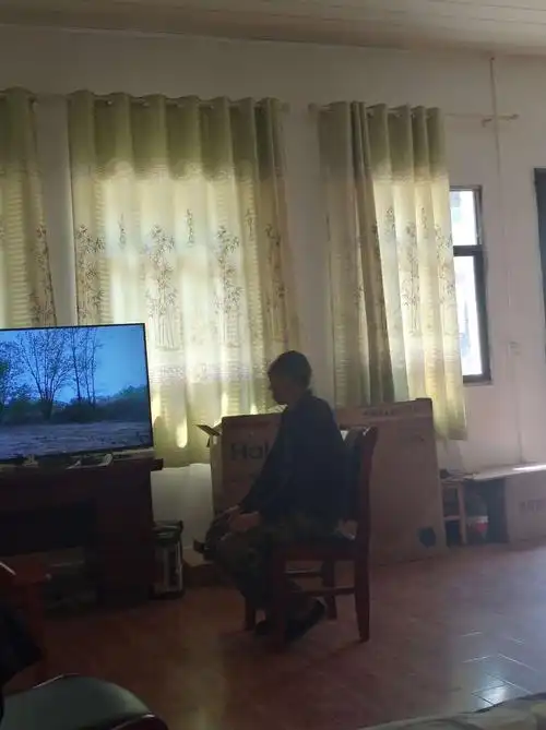 我午休了,他继续看电视