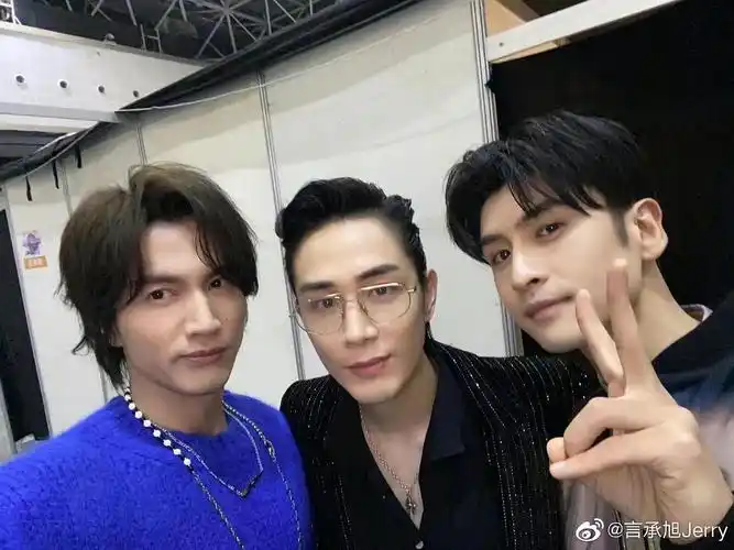 言承旭和张云龙的这几张自拍顺序应该是这样