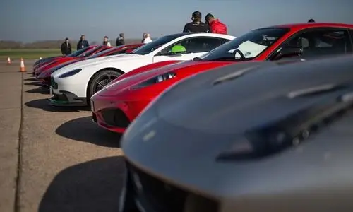 超过200辆超级跑车"秘密聚会" 摆霸气车阵亮瞎眼