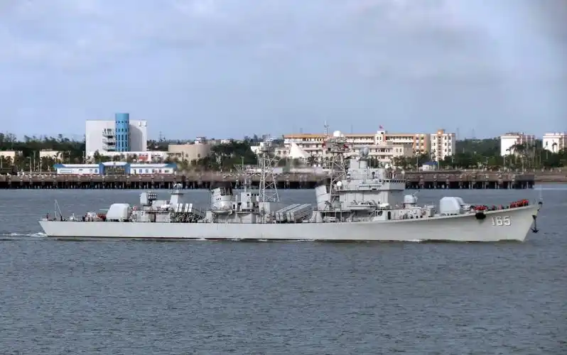 p>湛江号驱逐舰(英文:zhanjiang destroyer,舷号:165)是051g型驱逐舰