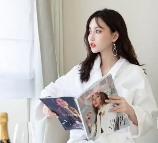 作为一个网红,卢本伟的女友赵梦玥可以说走得顺风顺水,尤其是卢本伟不