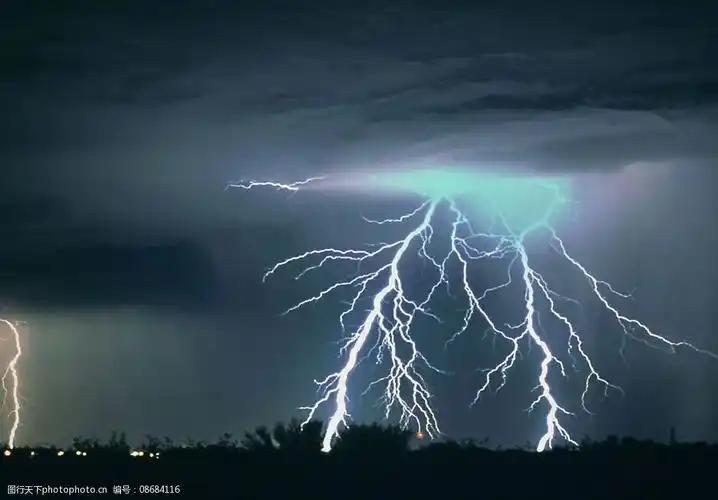 闪电夜景图片