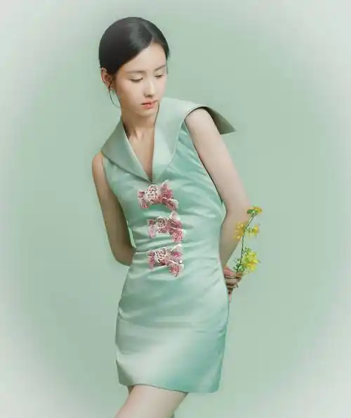 这组照片中,陈都灵身穿绿色缎裙,裙子在风中飘扬,露出苍白的背影和