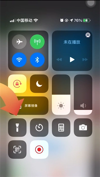 接下来再点击左下角手电筒图标,这时就可以成功关闭手电筒功能了.