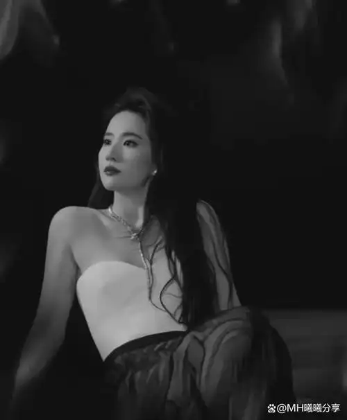 刘亦菲登《时尚芭莎》四月刊封面,超深v大秀性感曲线,太鲨了