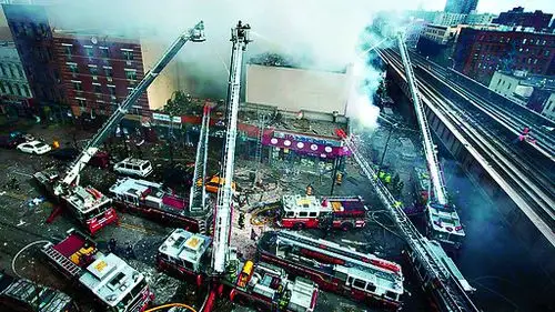 纽约曼哈顿大爆炸2死20伤两座建筑倒塌10辆消防车灭火有目击者称像
