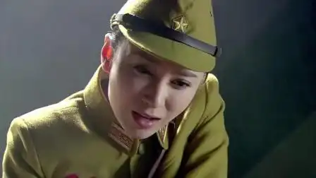 女鬼子为了让小伙招供,一脚揣向小伙肚子,踹的小伙吐的全是水