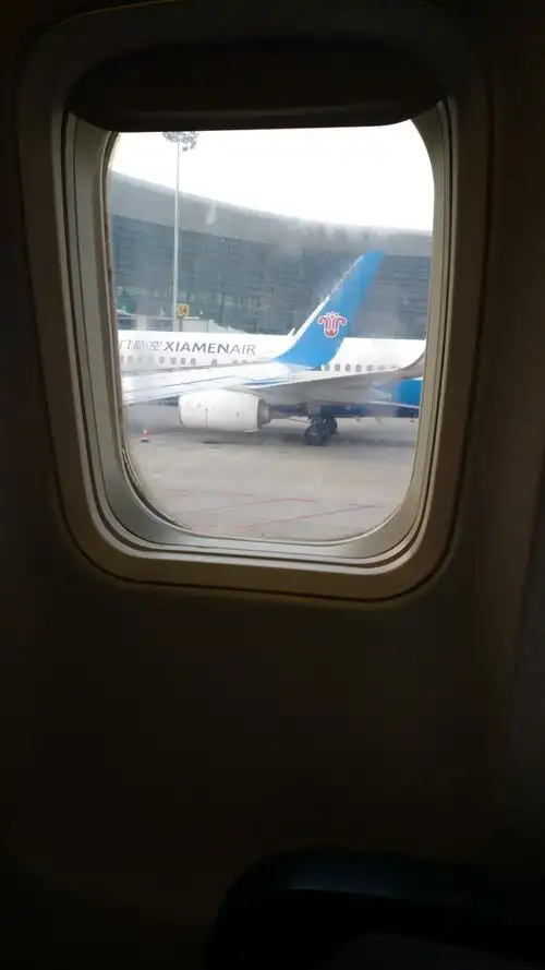 持登机牌在登机口办理了登机.走进了机舱,透过窗子看外面的飞机