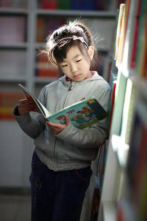 看书的小女孩