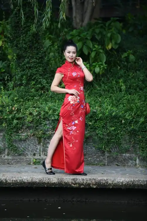 队员们一个个优美的身段和娴熟的旗袍摆姿,都是经过刻苦学习后才能