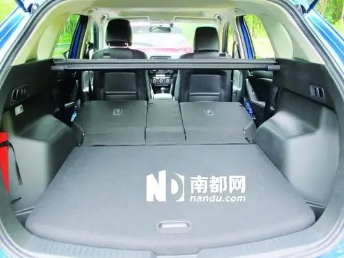 行李厢造型方正工整,实用性不错,后排座椅放倒后能