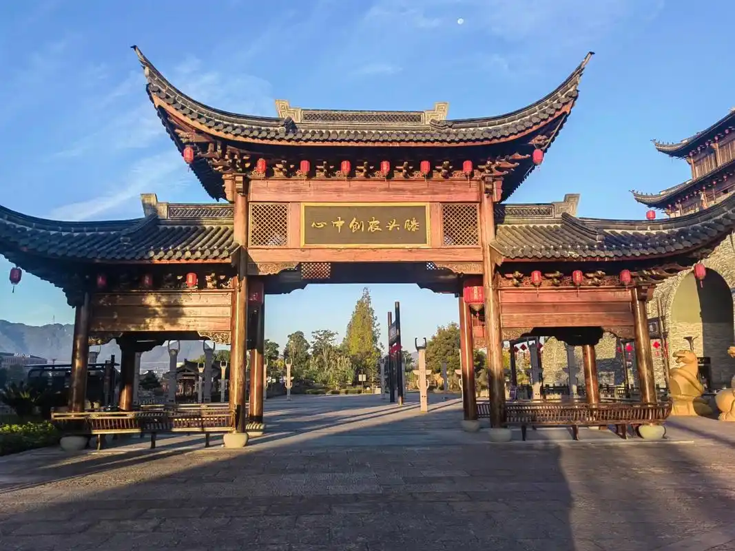 滕头村 滕头村嵌在奉化与溪口之间的滕头生态旅游区,紧倚江拔,甬 滕头