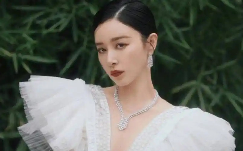 阚清子疑似新恋情曝光,当街撒娇嬉戏,男方体贴身材肥硕_纪凌尘_谢彬彬