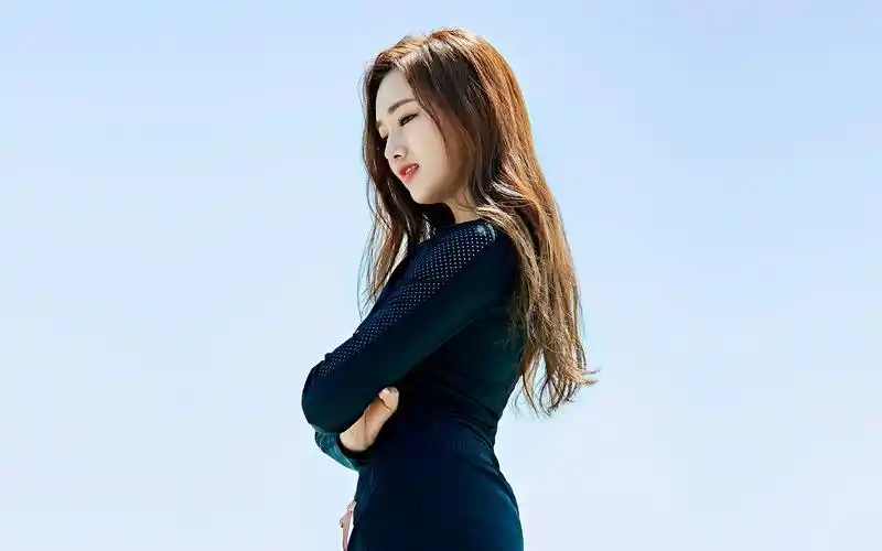 穿黑色上衣长发好看的韩国美女高清电脑壁纸