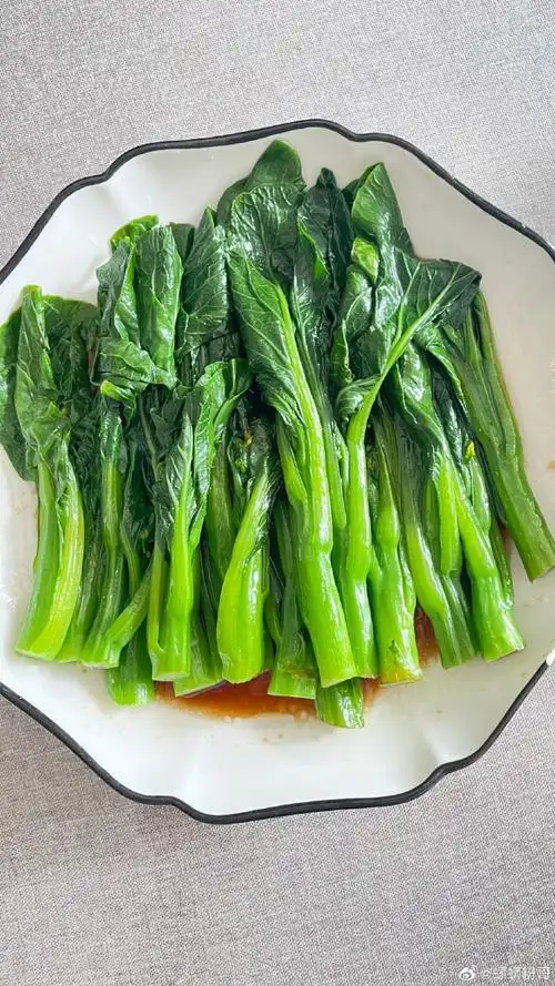 稀饭,蒜蓉菜心,素炒苦瓜,酸辣大白菜,香煎豆腐.