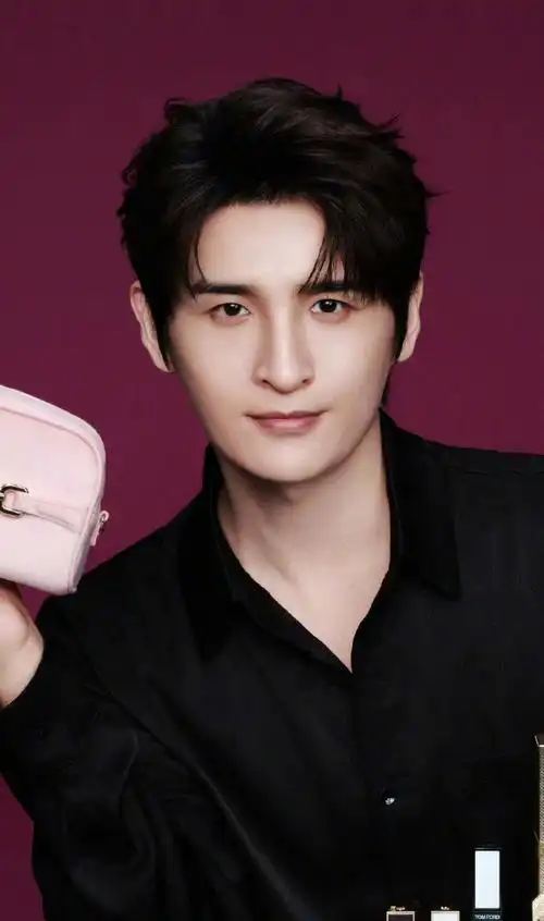 张远bird新写真帅出新高度,利落的轮廓英气十足,远哥好适合黑衬衫