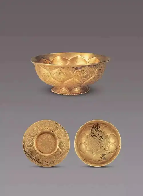 鸳鸯莲瓣纹金碗