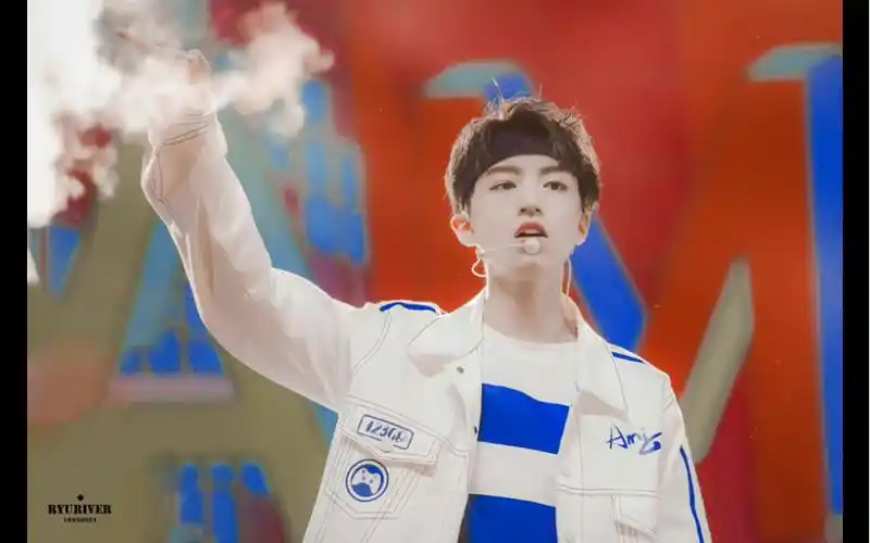 【王俊凯】没看过发带凯这个舞台的人有难了!