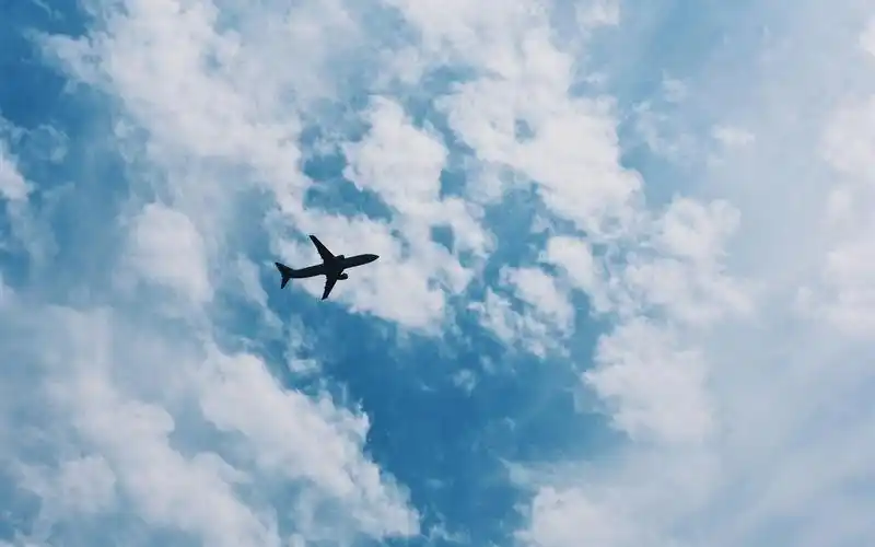 飞机在天空飞行,云层 壁纸