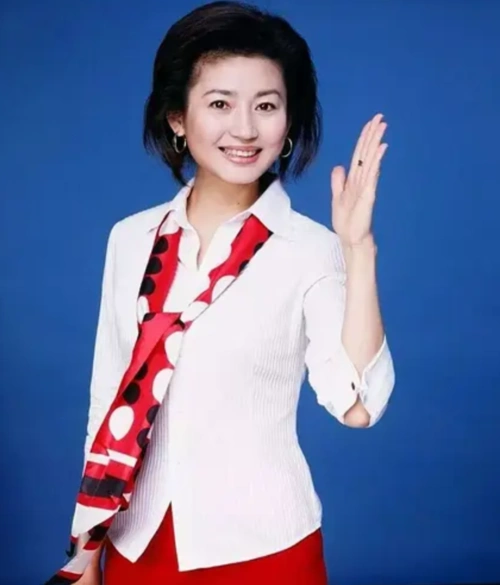 王小丫:主持《开心辞典》大红,两段婚姻无子女,53岁生活低调